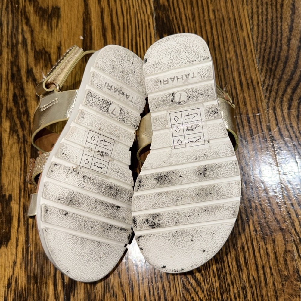 Tahari Gold Kids Sandals with Pearl Accents 7C - Picture 6 of 6